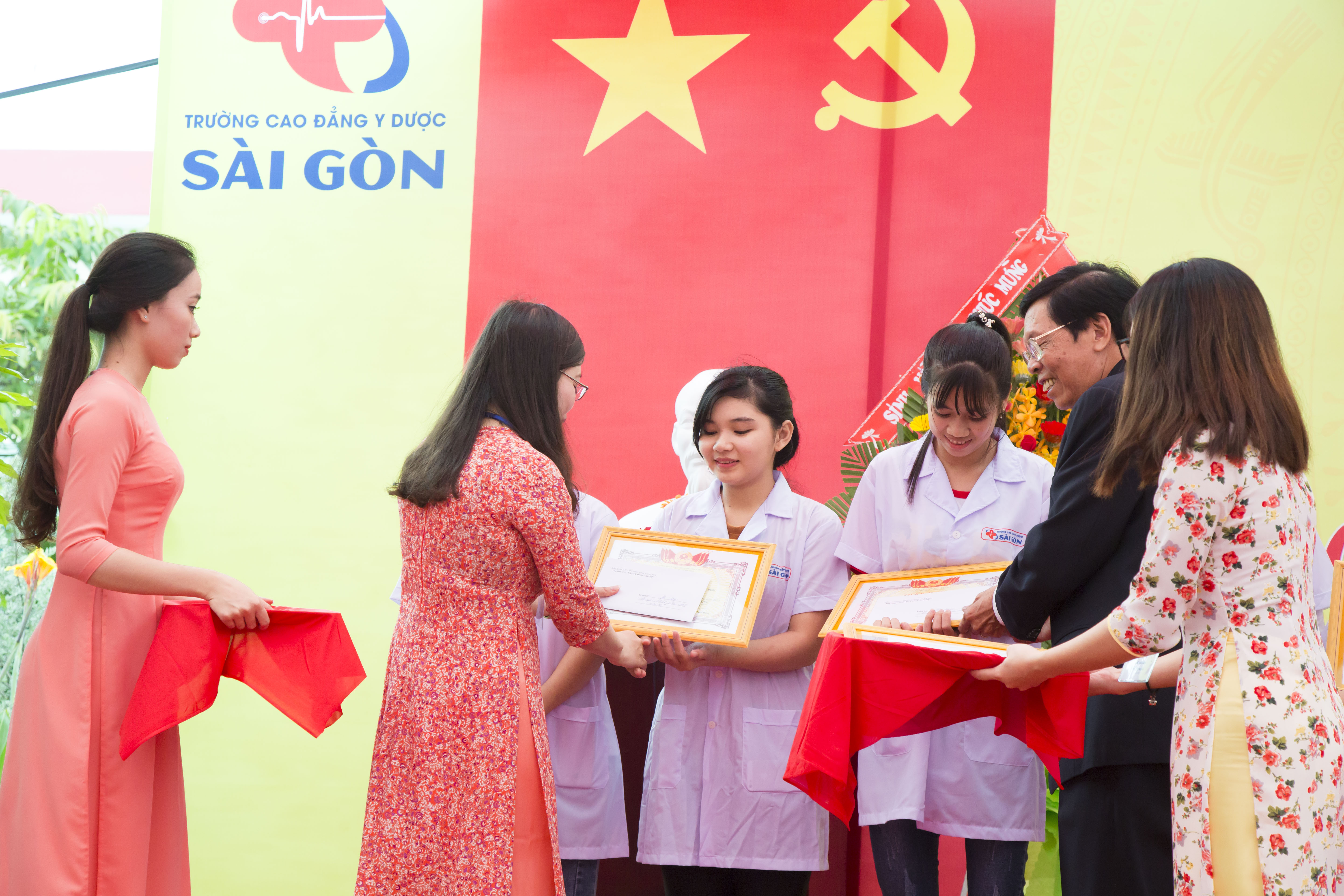 Lễ khai giảng hàng năm trường cao đẳng y dược sài gòn luôn được tổ chức rất trang trọng