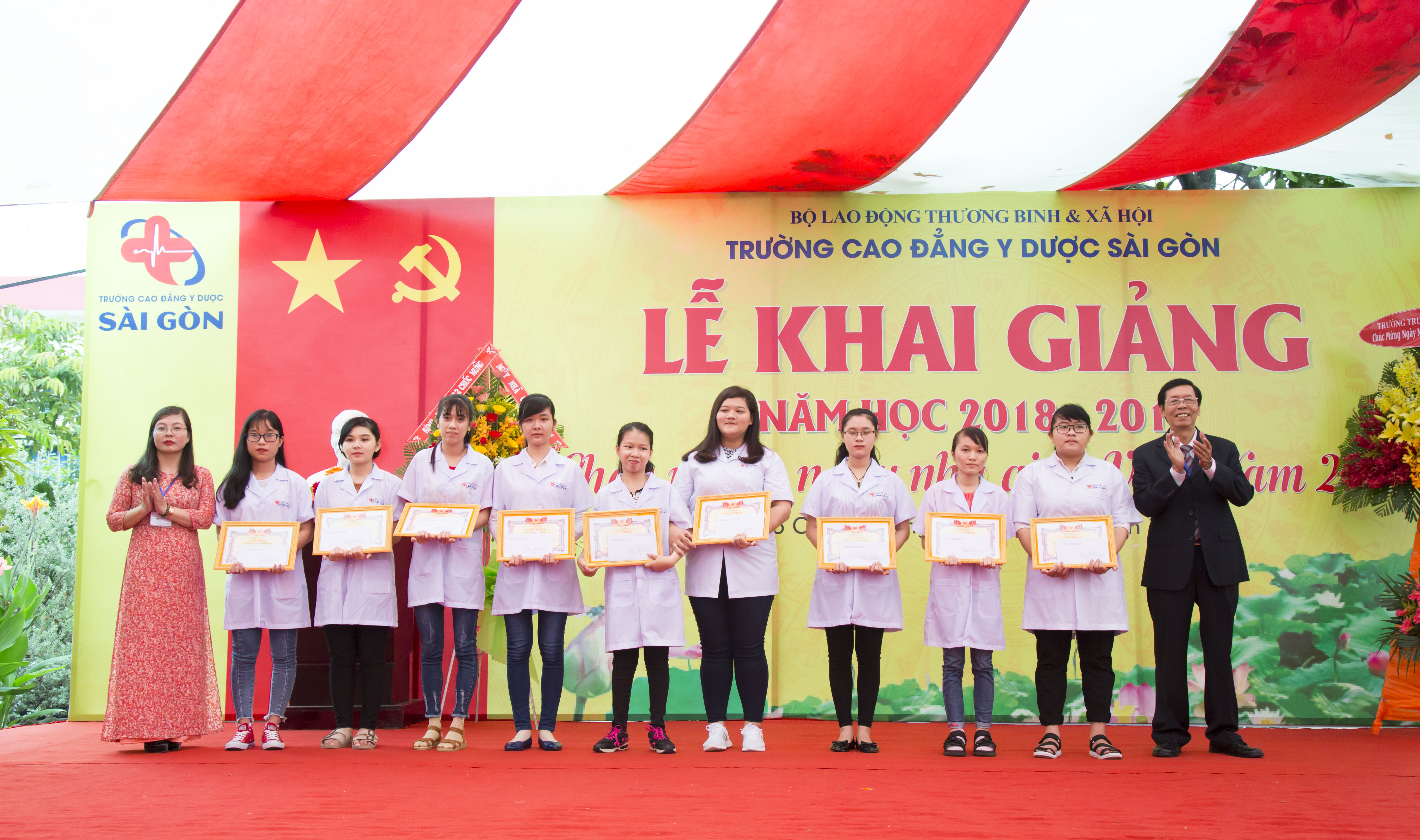 Ban giám hiệu trường Cao đẳng Y Dược Sài Gòn trao phần thưởng và giấy khen cho sinh viên có thành tích học tập tốt