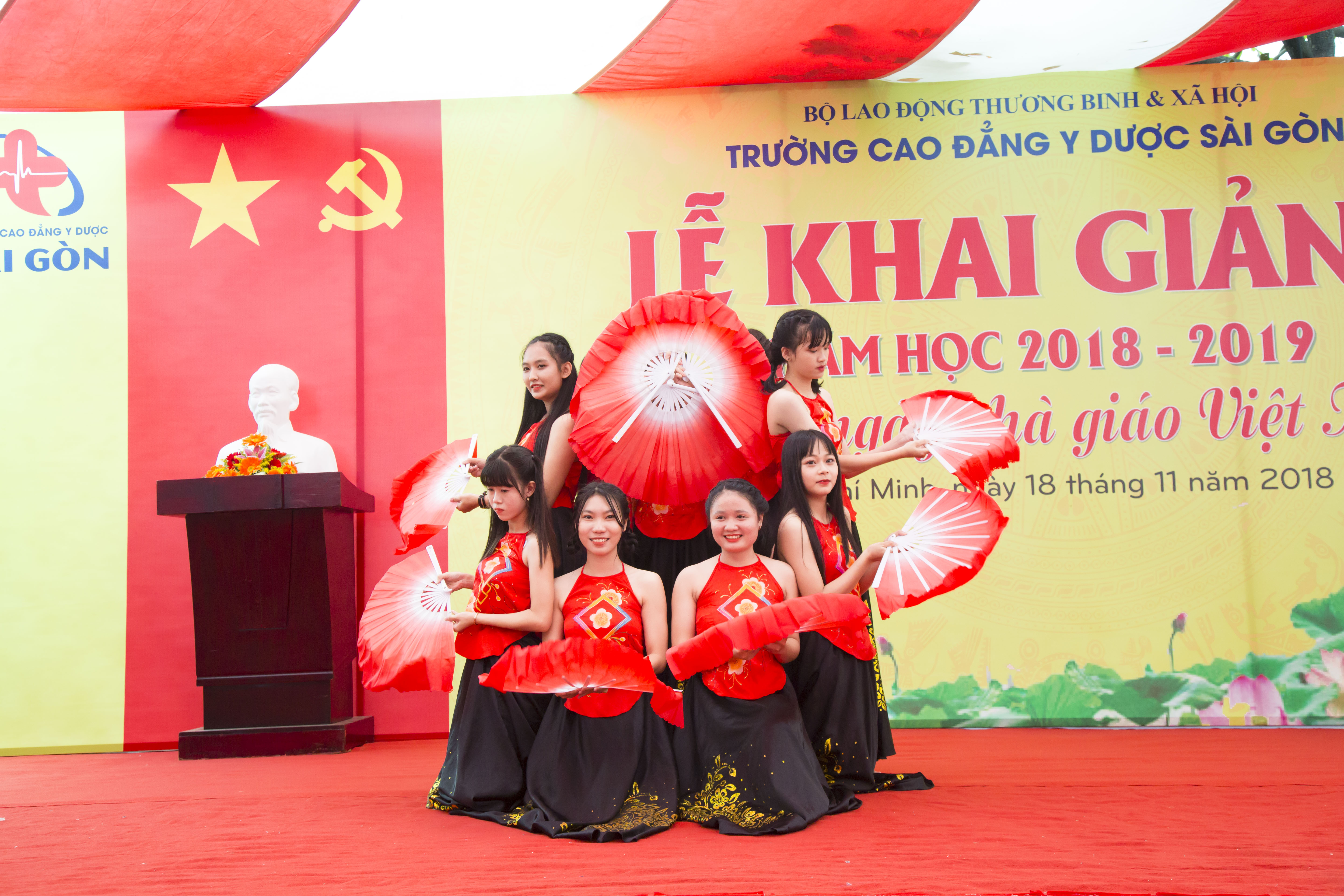 Sinh viên biểu diễn văn nghệ trong ngày khai giảng