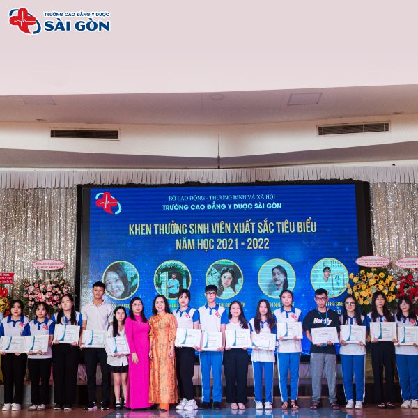 Ban giám hiệu trường Cao đẳng Y Dược Sài Gòn trao phần thưởng và giấy khen cho sinh viên có thành tích học tập tốt