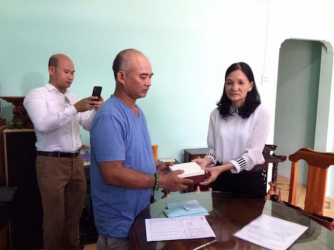 Lãnh đạo Bệnh viện Nhi Đồng Nai trao số tiền 320 triệu đồng hỗ trợ toàn bộ chi phí cho gia đình bệnh nhân xấu số bé Mai Tuấn Kiệt