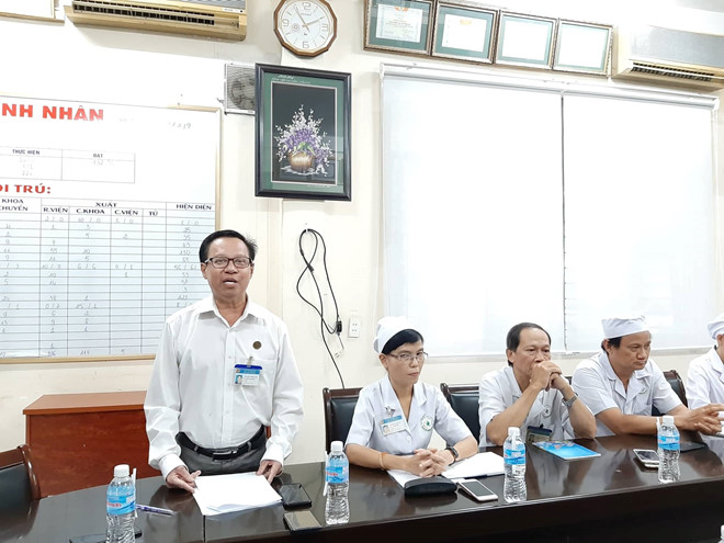 Phó giám đốc Bệnh viện Nhi đồng Đồng Nai, BS Nguyễn Trọng Nơi đã họp báo và xin lỗi gia đình bệnh nhi Mai Tuấn Kiệt