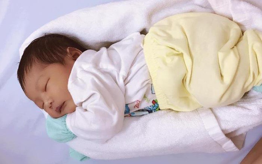  Cho bé ngủ với tư thế phù hợp cũng giúp làm giảm nguy cơ trào ngược axit 