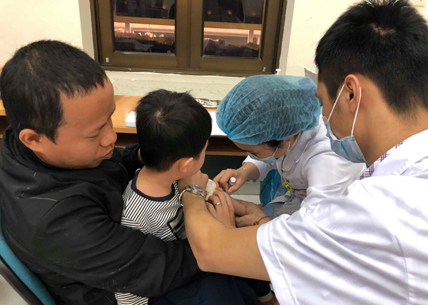 Có khoảng 2.000 trẻ từ 1-10 tuổi tại huyện Thuận Thành, Bắc Ninh về Hà Nội và khám, làm xét nghiệm sán lợn
