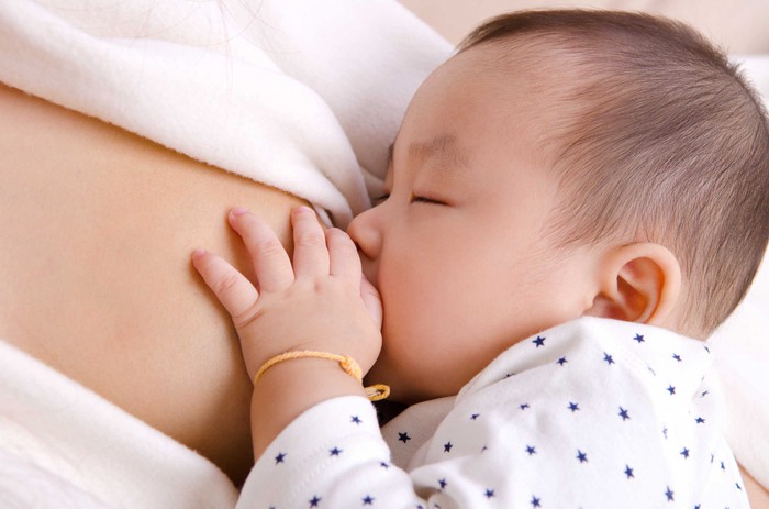 Phòng tránh cảm cúm cho trẻ bằng cách nuôi con bằng sữa mẹ hoàn toàn trong 6 tháng đầu