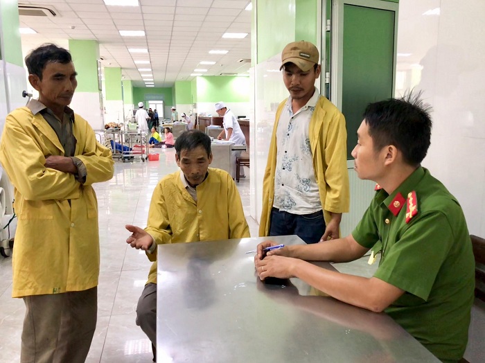 Người nhà nạn nhân Nguyễn K. làm việc với cơ quan công an