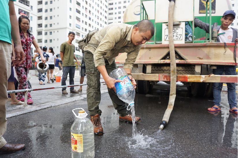 Người dân đổ nước sạch được cấp vì nghi ngờ chất lượng