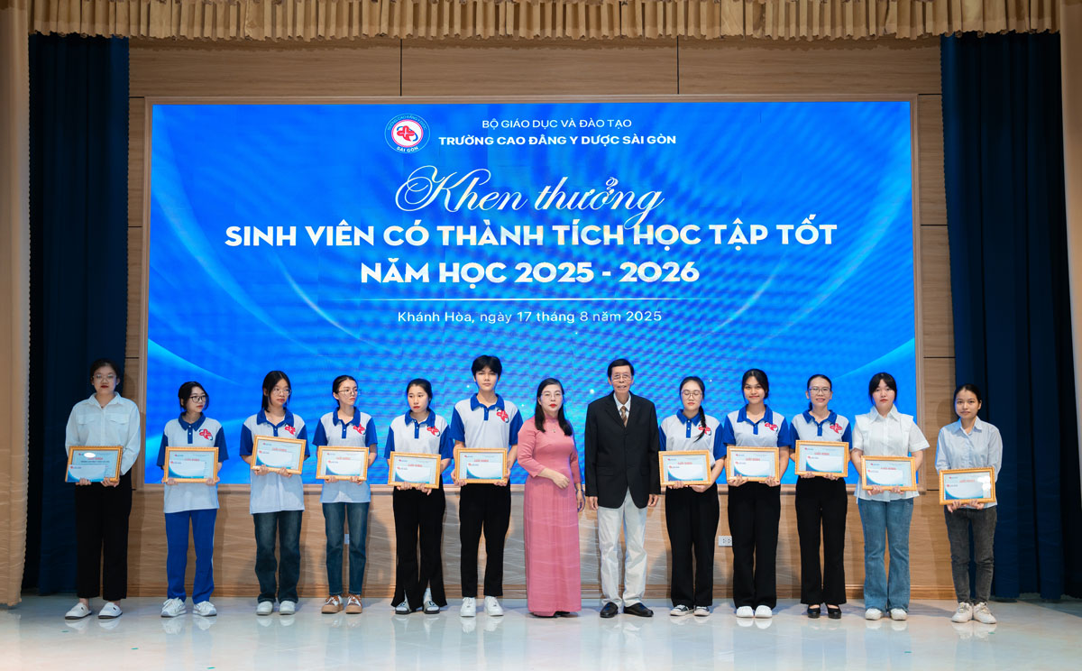 trao thưởng học bổng cao đẳng y dược nha trang
