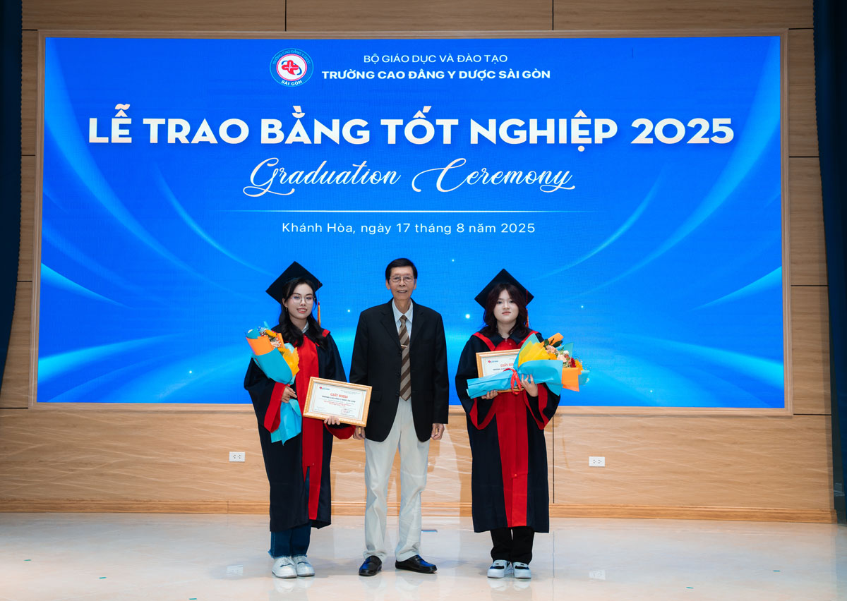 trao bằng tốt nghiệp cao đẳng y dược nha trang 