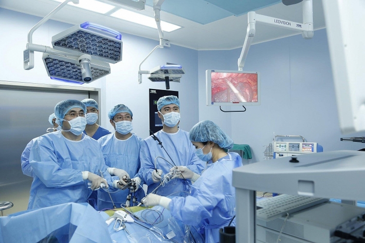 Các bác sĩ Bệnh viện Trung ương Quân đội (TƯ QĐ) 108 đang phẫu thuật nội soi cho bệnh nhân