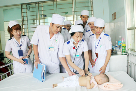 Nhiều khi sinh viên theo nghề này vì lương Điều dưỡng Việt Nam ở mức cao và ổn định