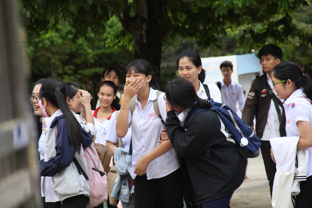 Học sinh cười rạng rỡ khi bước ra khỏi điểm thi trường 