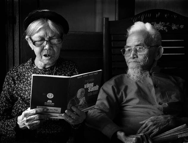 Lão thị khiến con người giảm khả năng nhìn gần khi đọc sách hoặc làm việc trên điện thoại