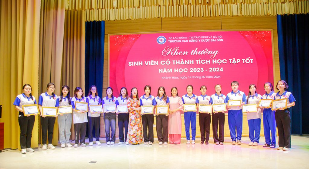 Sinh viên nhận học bổng đạt thành tích học tập tốt năm học 2023 – 2024 Sinh viên nhận học bổng đạt thành tích học tập tốt năm học 2023 – 2024