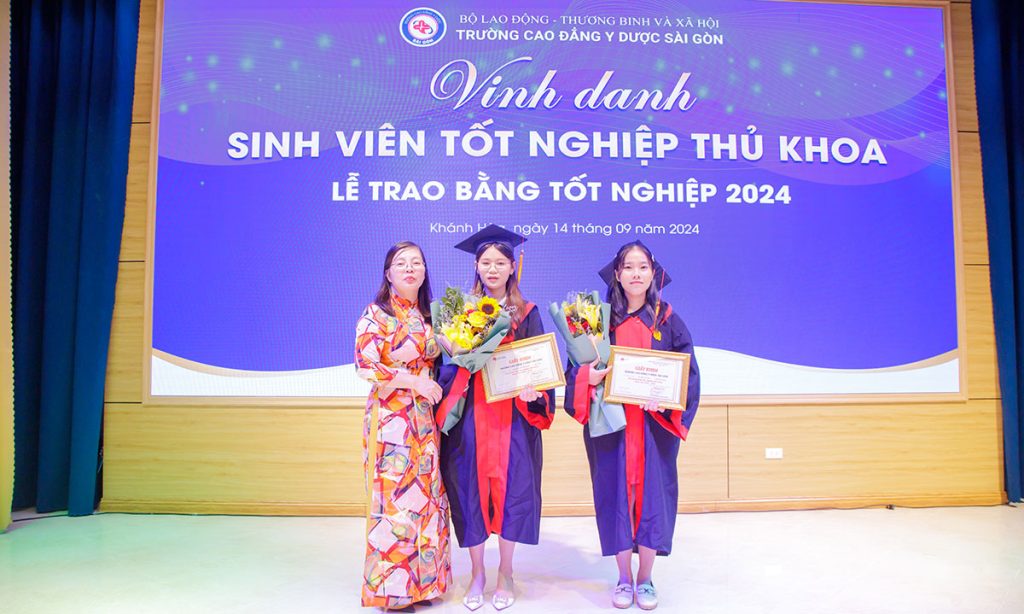 Đại diện lãnh đạo nhà trường Cô ThS. Nguyễn Thị Nhàn- Phó Hiệu trưởng Nhà Trường trao bằng khen và hoa cho các bạn sinh viên tốt nghiệp thủ khoa Đại diện lãnh đạo nhà trường Cô ThS. Nguyễn Thị Nhàn- Phó Hiệu trưởng Nhà Trường trao bằng khen và hoa cho các bạn sinh viên tốt nghiệp thủ khoa