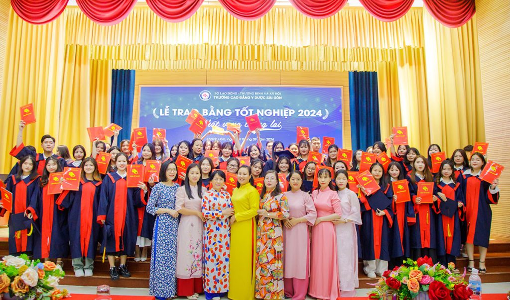 Các thầy cô, tân cử nhân chụp hình kỷ niệm Các thầy cô, tân cử nhân chụp hình kỷ niệm