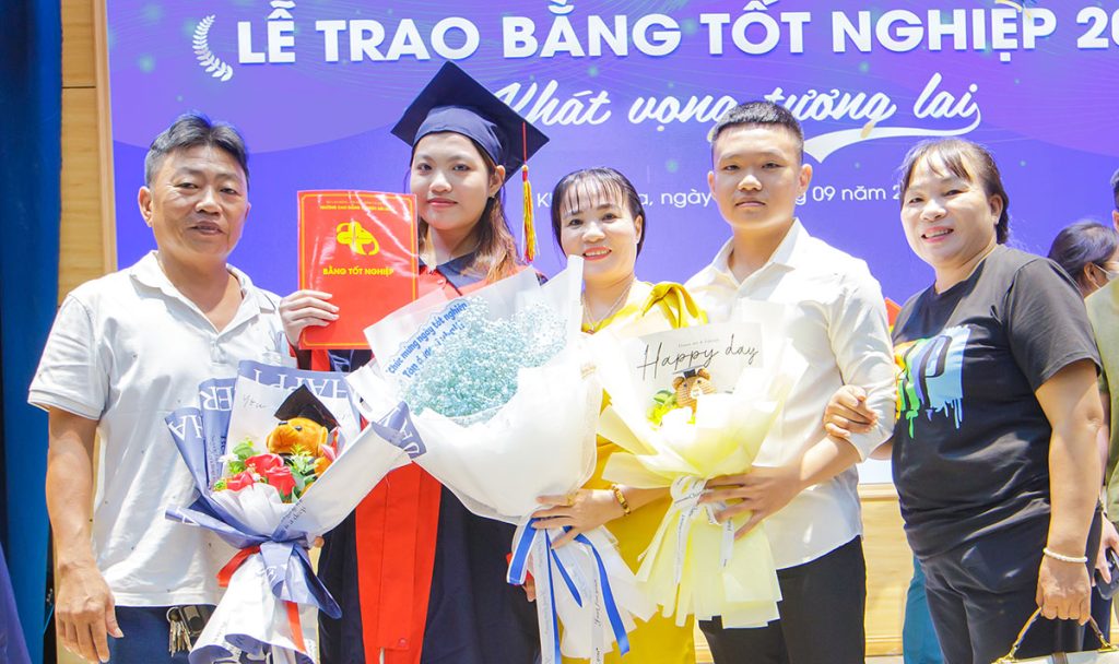 Gia đình, người thân của sinh viên đến tham dự buổi lễ Gia đình, người thân của sinh viên đến tham dự buổi lễ