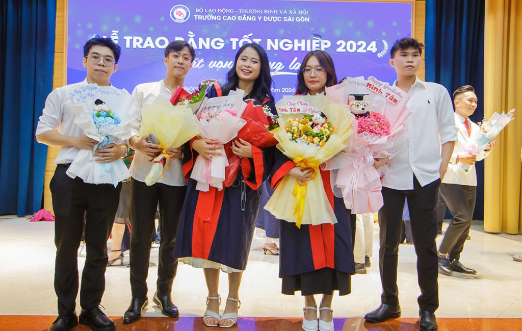 Tân cử nhân chụp hình kỷ niệm với người thân, bạn bè Tân cử nhân chụp hình kỷ niệm với người thân, bạn bè