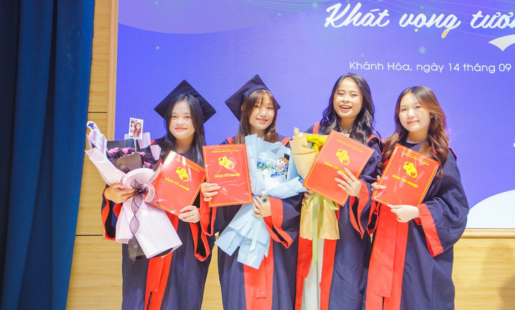 Tân cử nhân chụp hình kỷ niệm Tân cử nhân chụp hình kỷ niệm