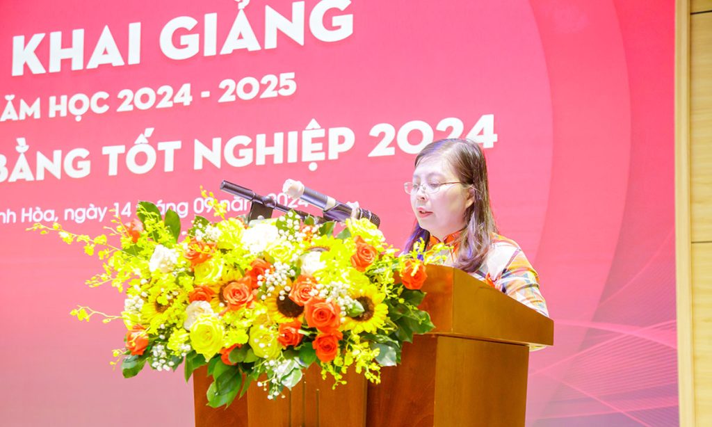 Cô Th.S Nguyễn Thị Nhàn - Phó hiệu trưởng Trường Cao đẳng Y Dược Sài Gòn phát biểu trong buổi lễ Cô Th.S Nguyễn Thị Nhàn - Phó hiệu trưởng Trường Cao đẳng Y Dược Sài Gòn phát biểu trong buổi lễ