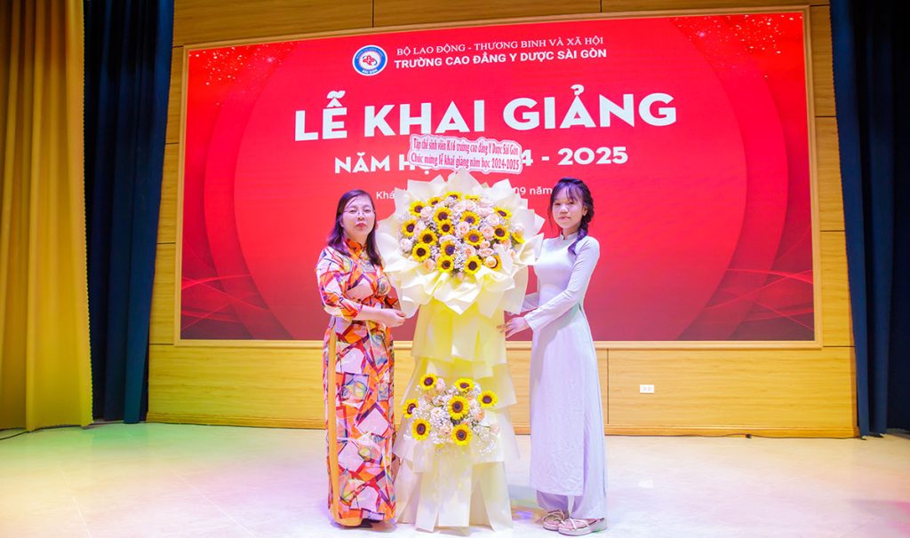 Đại diện sinh viên gửi tặng bó hoa tri ân đến nhà trường Đại diện sinh viên gửi tặng bó hoa tri ân đến nhà trường