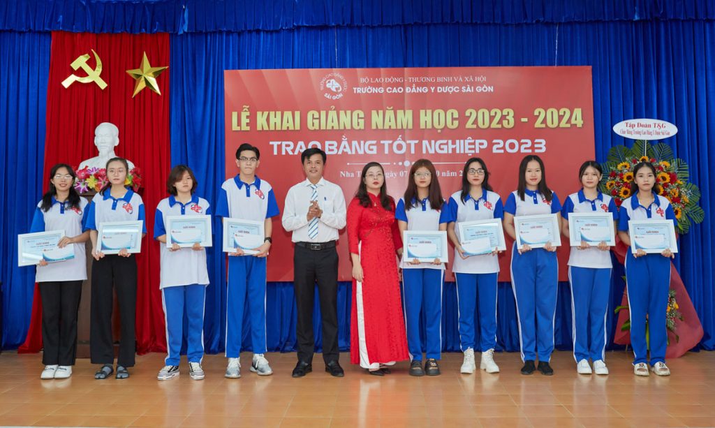 Ban giám hiệu nhà trường trao tặng học bổng cho tân sinh viên có thành tích xuất sắc trong học tập Ban giám hiệu nhà trường trao tặng học bổng cho tân sinh viên có thành tích xuất sắc trong học tập