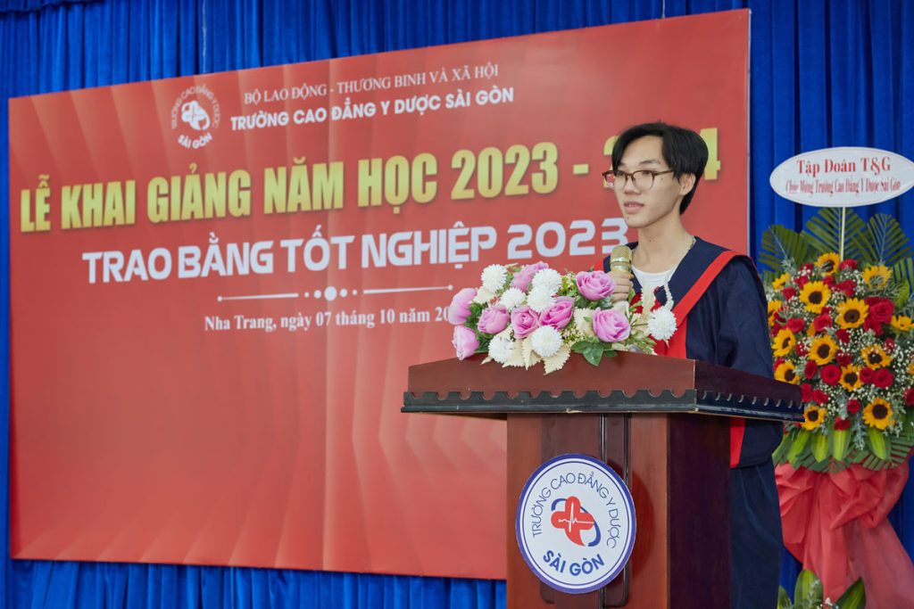 Đại diện thủ khoa xuất sắc phát biểu tại buổi lễ Đại diện thủ khoa xuất sắc phát biểu tại buổi lễ