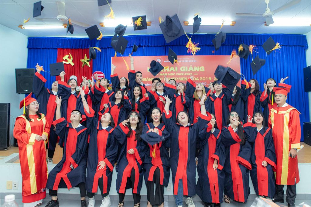 Đại diện cán bộ giáo viên nhà trường chụp ảnh với sinh viên Đại diện cán bộ giáo viên nhà trường chụp ảnh với sinh viên