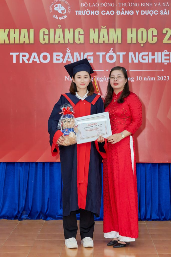 Cô ThS Nguyễn Thị Nhàn trao bằng tốt nghiệp cho sinh viên Cô ThS Nguyễn Thị Nhàn trao bằng tốt nghiệp cho sinh viên