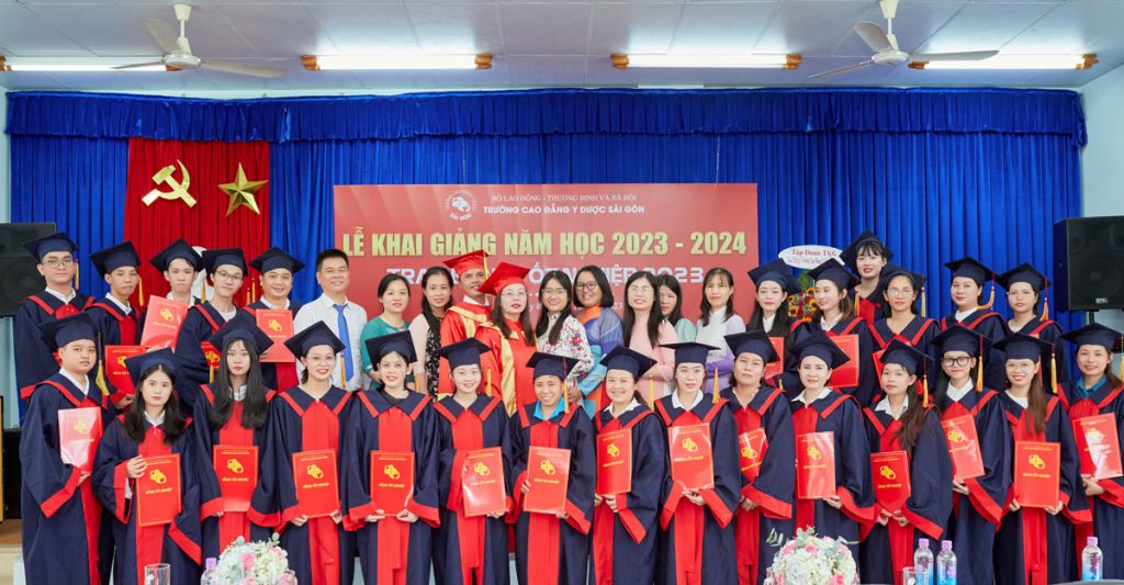 Tân cử nhân chụp ảnh với Ban giám hiệu trường Cao đẳng Y Dược Sài Gòn Tân cử nhân chụp ảnh với Ban giám hiệu trường Cao đẳng Y Dược Sài Gòn