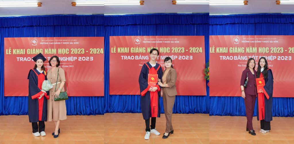 Sinh viên chụp ảnh kỷ niệm với gia đình Sinh viên chụp ảnh kỷ niệm với gia đình