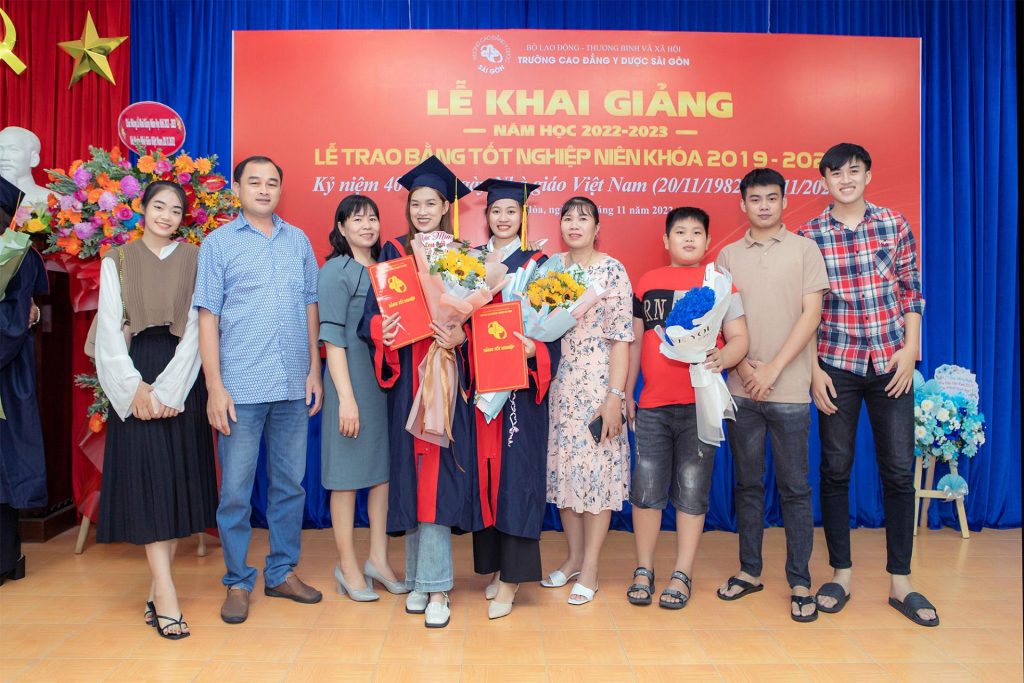 Gia đình sinh viên chụp ảnh lưu niệm Gia đình sinh viên chụp ảnh lưu niệm