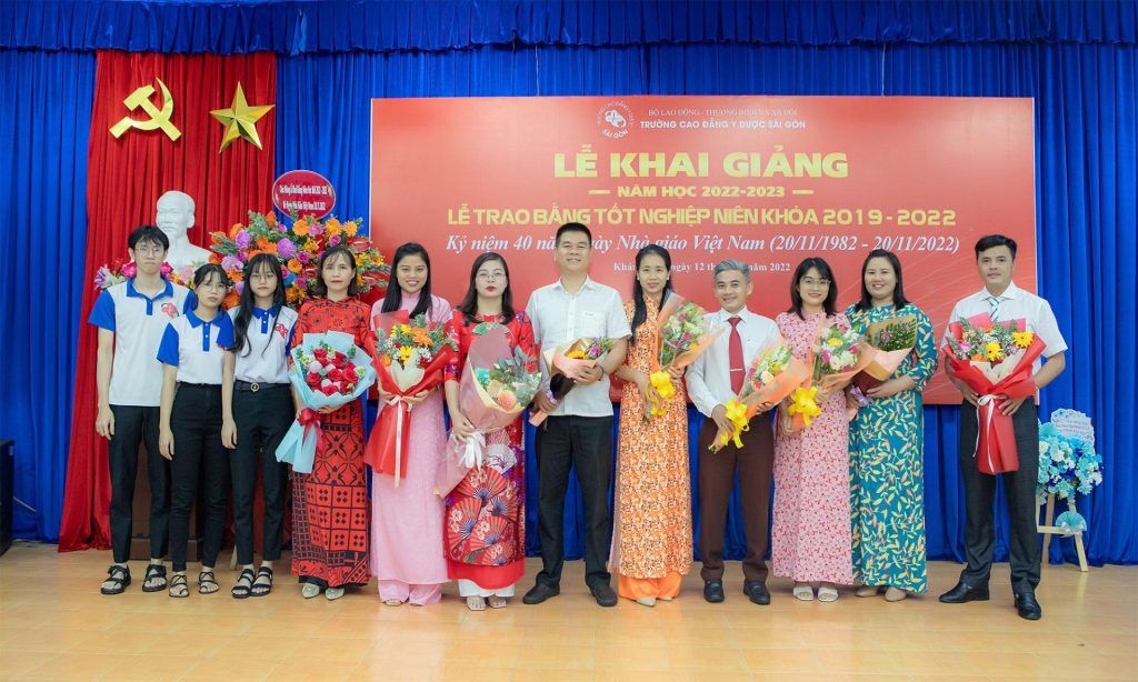 Đại diện cán bộ giáo viên nhà trường chụp ảnh với sinh viên Đại diện cán bộ giáo viên nhà trường chụp ảnh với sinh viên