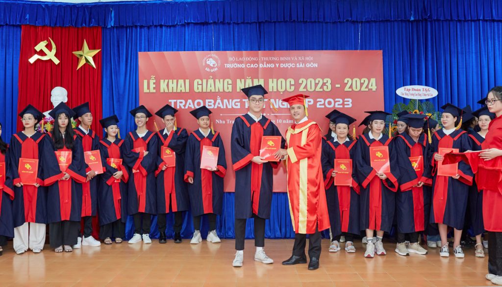 Đại diện nhà trường trao bằng tốt nghiệp chó sinh viên K13 Đại diện nhà trường trao bằng tốt nghiệp chó sinh viên K13